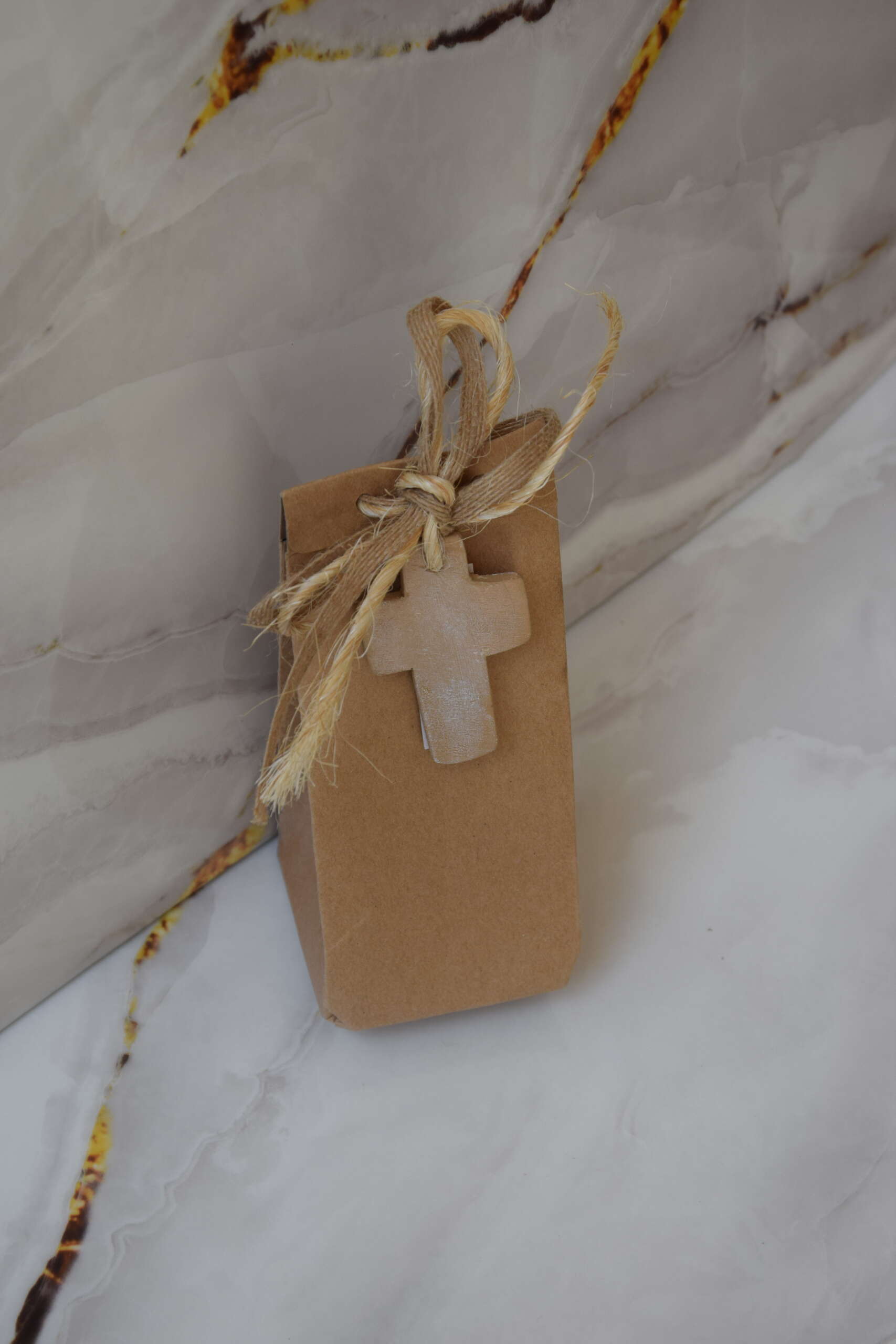 Μπομπονιέρα Βάπτισης Κραφτ Κουτί με Ξύλινο Σταυρό