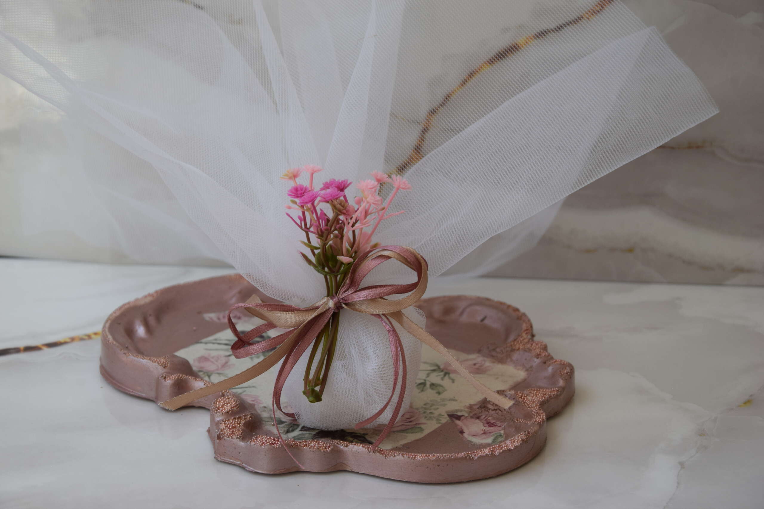 Μπομπονιέρα Γάμου ή Βάπτισης Τούλι με Ροζ Ανθοσύνθεση - Image 3