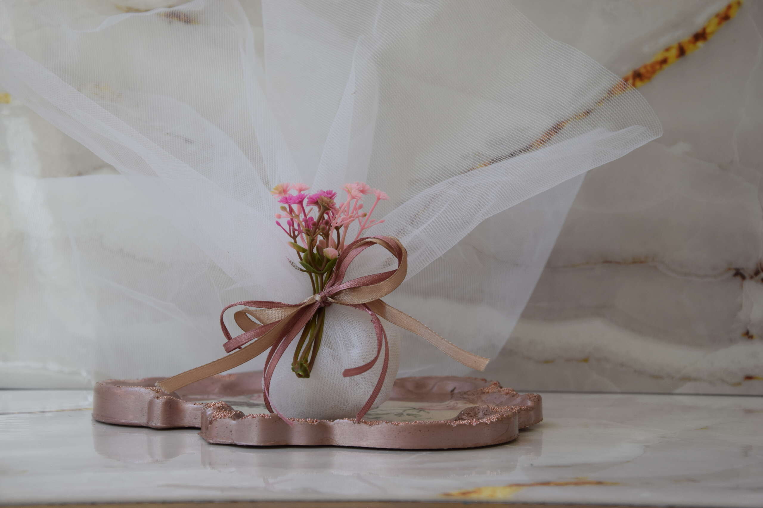 Μπομπονιέρα Γάμου ή Βάπτισης Τούλι με Ροζ Ανθοσύνθεση