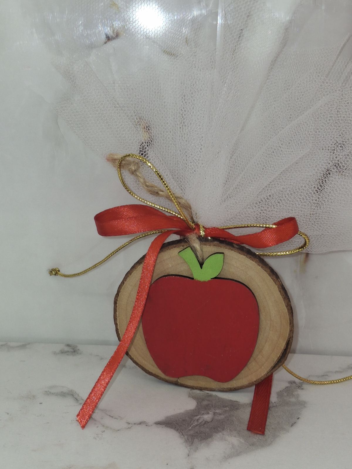 Ξύλινη Μπομπονιέρα με Μήλο – Χειροποίητη