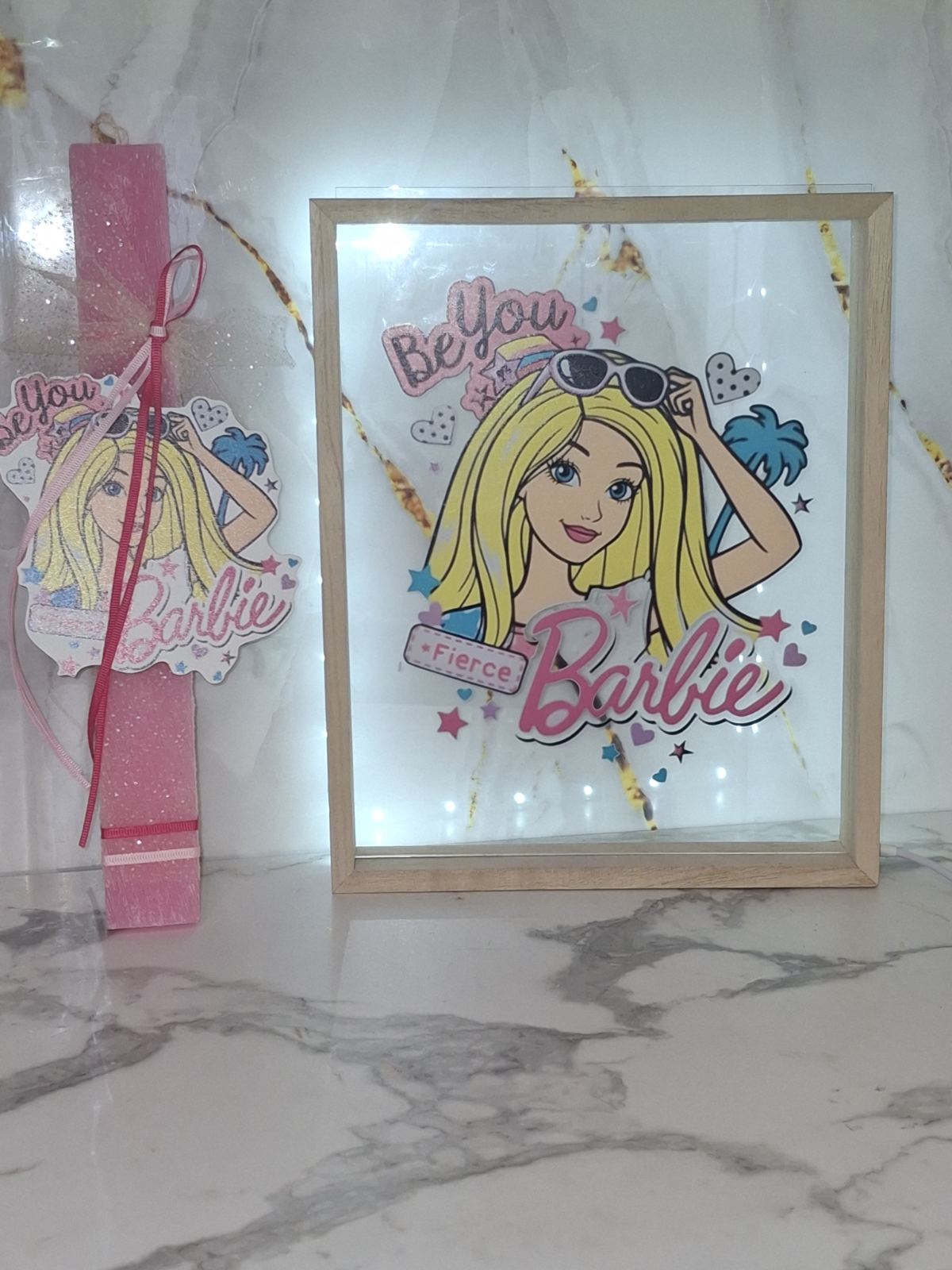 Πασχαλινό Σετ Δώρου Barbie: Αρωματική Λαμπάδα & Ξύλινο Φωτιστικό Κάδρο LED - Image 3