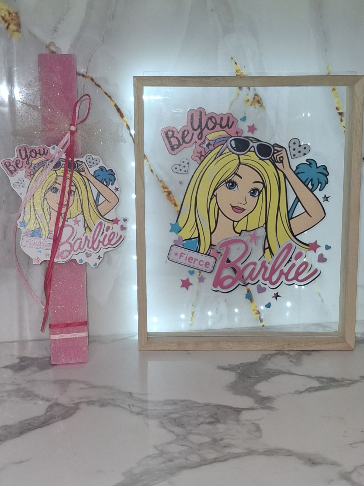 Πασχαλινό Σετ Δώρου Barbie: Αρωματική Λαμπάδα & Ξύλινο Φωτιστικό Κάδρο LED - Image 4